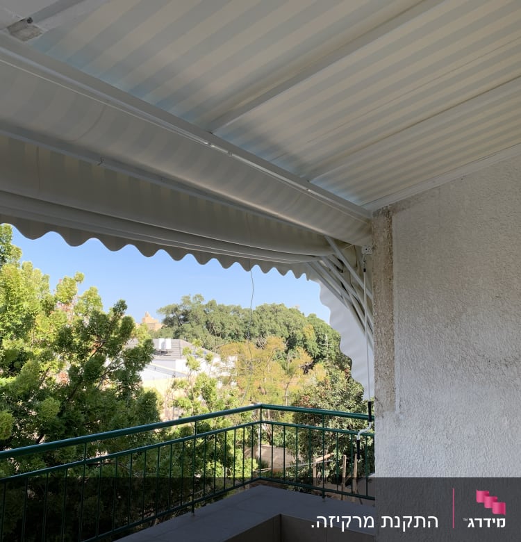 סוכך לבן עם פסים על מרפסת